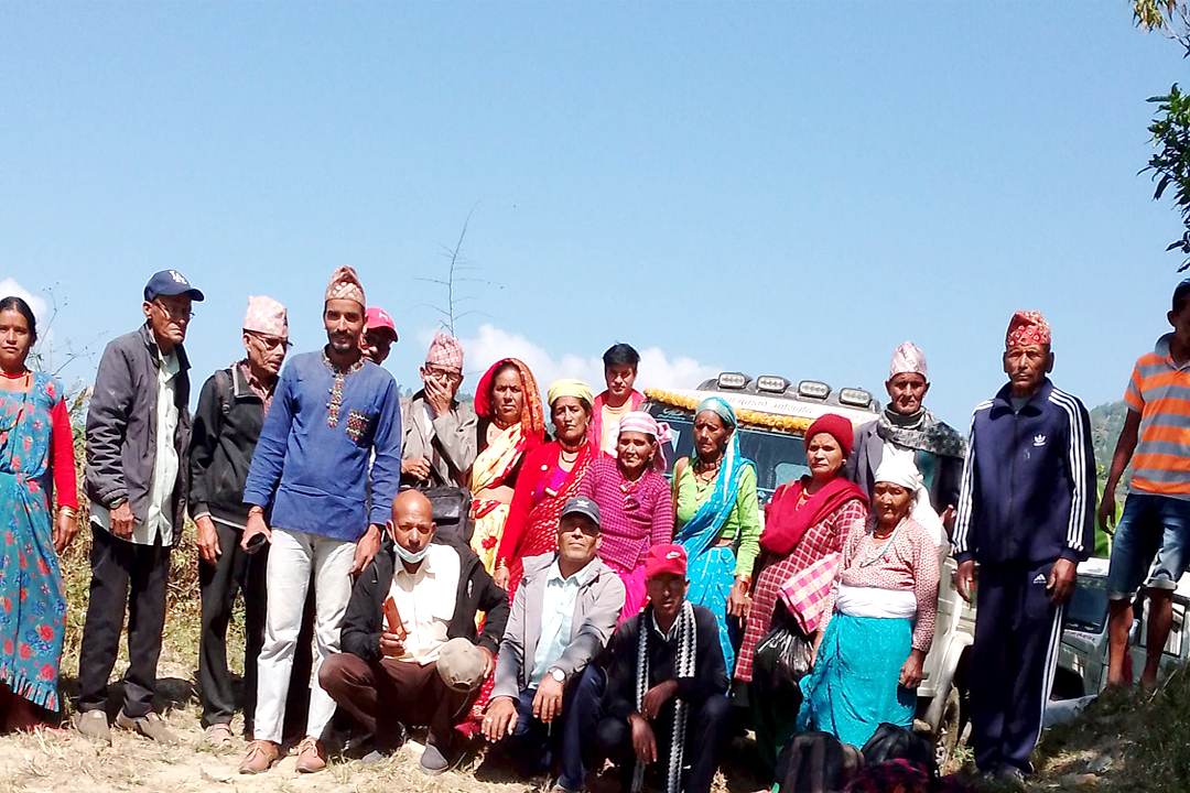 बैतडीको डिलाशैनी ७ मनेकुँडा गाउँमा पहिलो पटक पुग्यो गाडी, स्थानीय हर्षित